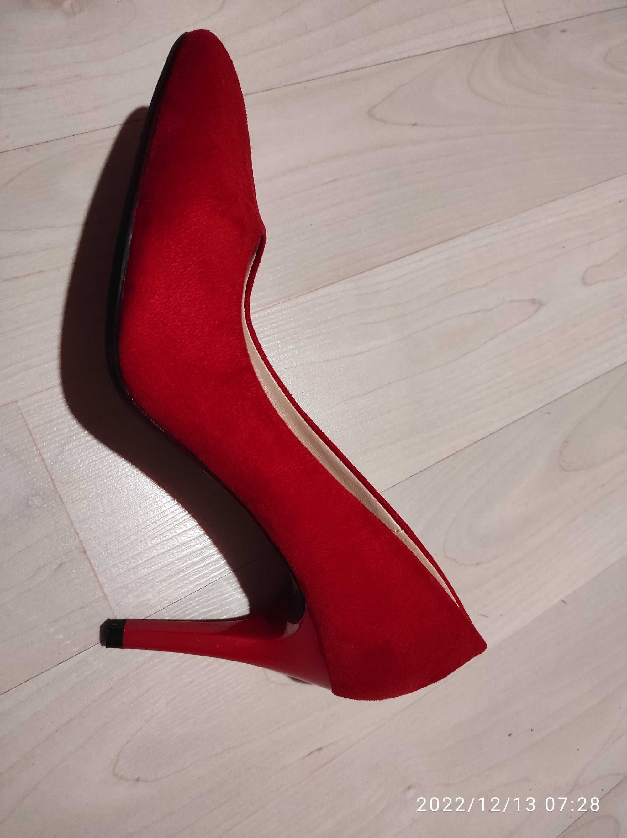 Продавам елегантни червени обувки на висок ток