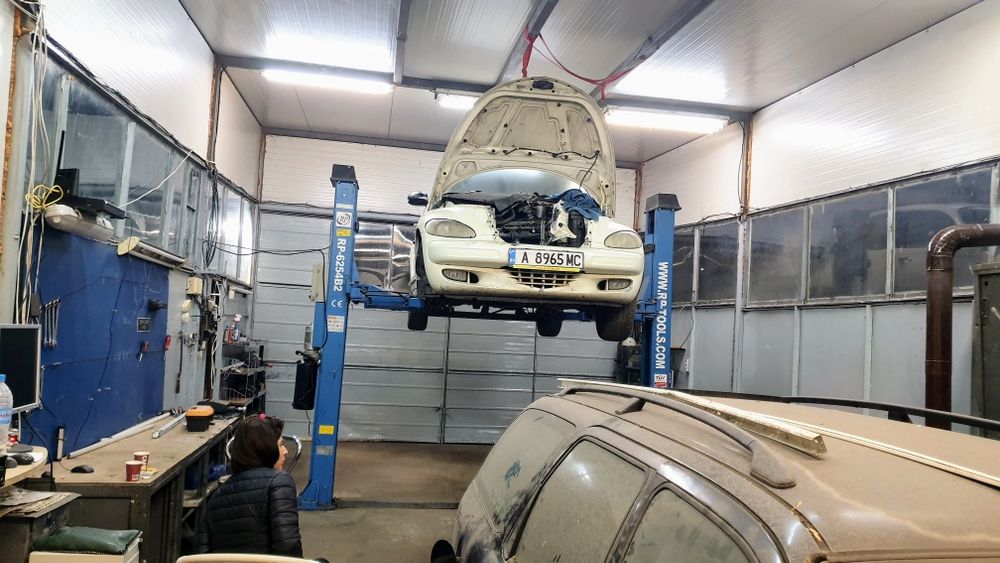 Автосервиз на самообслужване в Бургас | Подемник под наем, инструменти