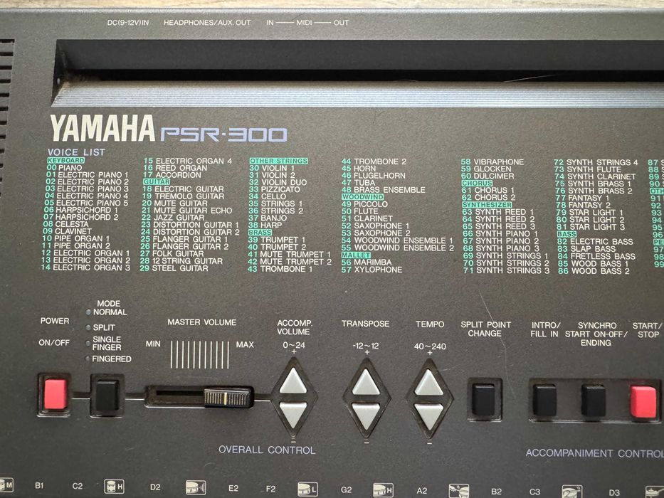 Синтезатор,пиано YAMAHA PSR-300