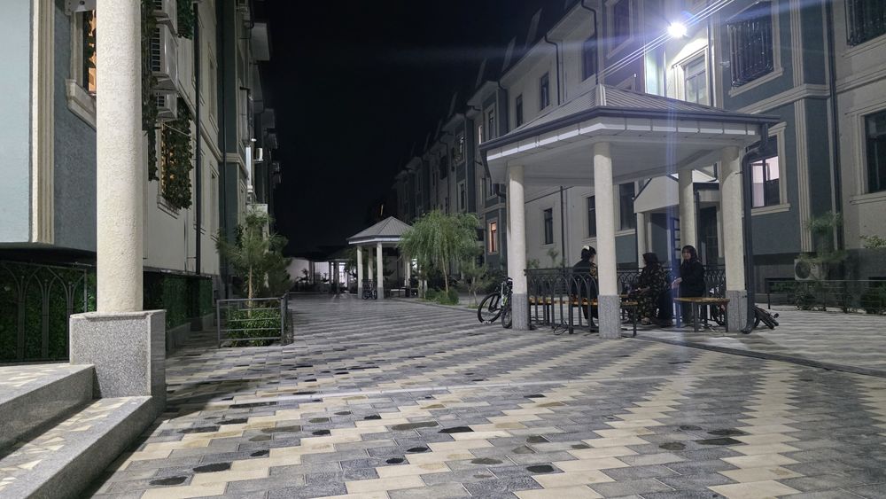 2xonali xonadon sotiladi, yangi xech km yashamagan. To'liq tamirlangan