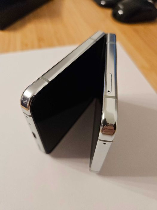 Samsung Galaxy Z Flip5, 256GB, Snapdragon 8 Gen 2, ca nou