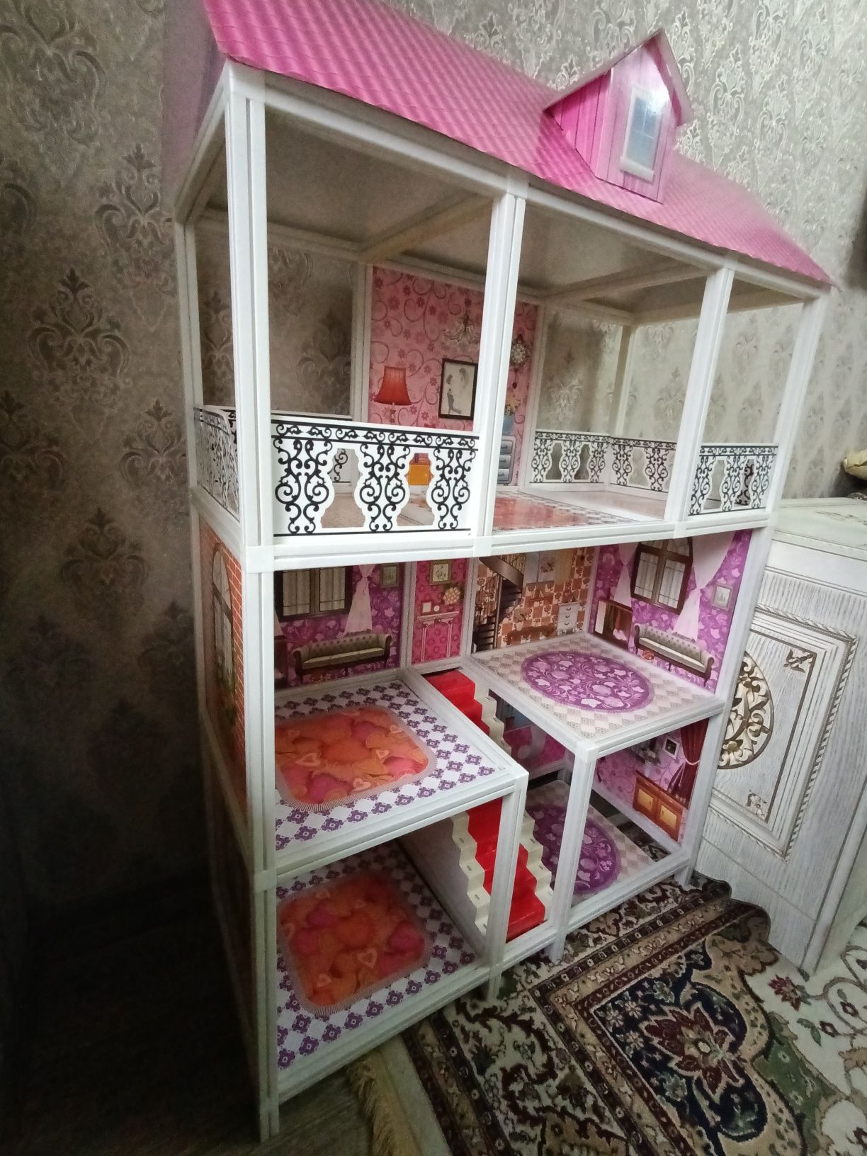 Продается трёхэтажный кукольный домик для девочек