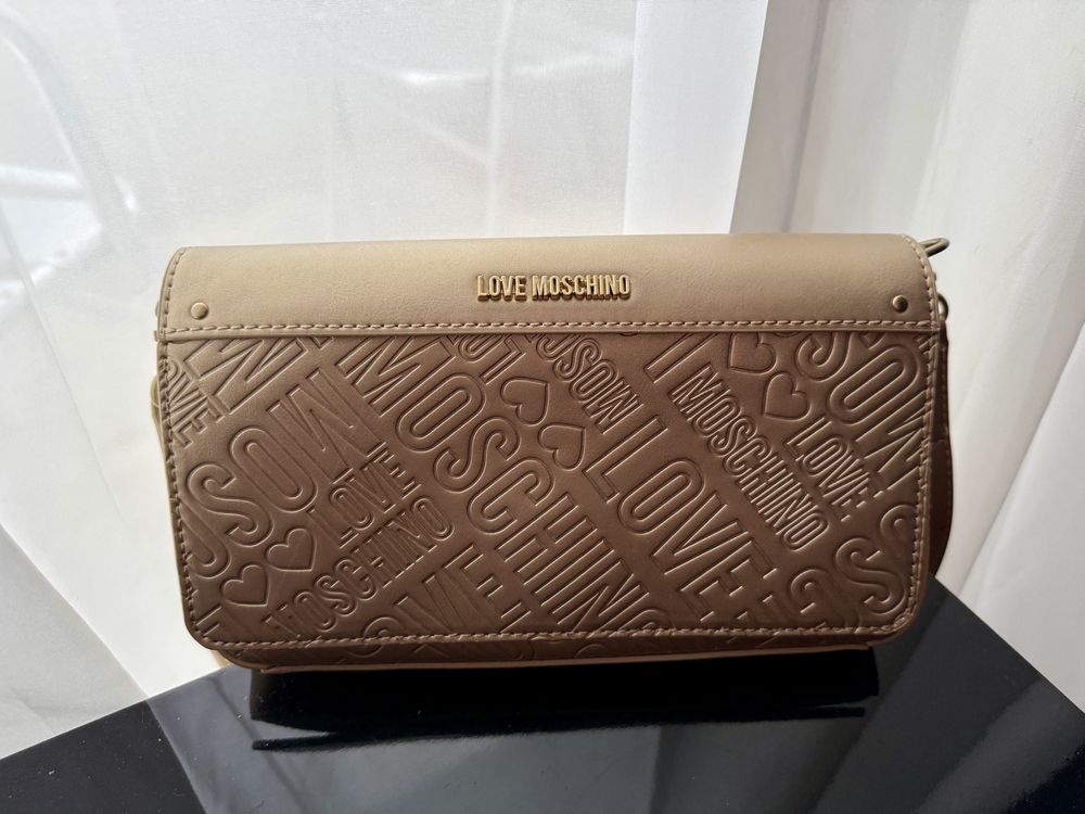 Златна чанта Love Moschino
