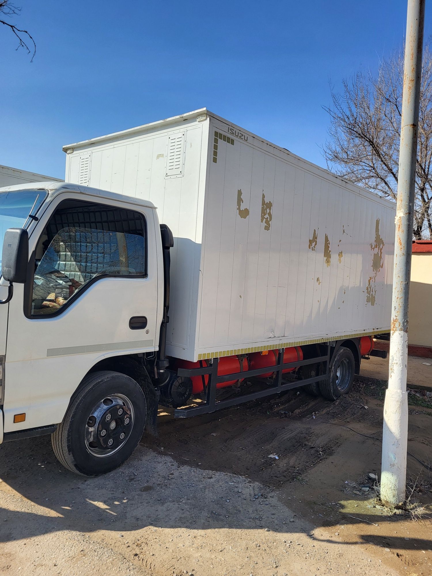 Isuzu bartavoy sotiladi.