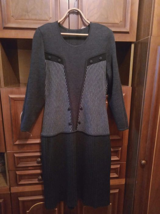 Платье  женское трикотаж  раз 46-48 цена  7000 тенге