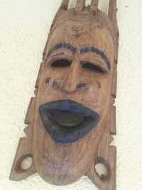 Masca africana din lemn sculptata manual