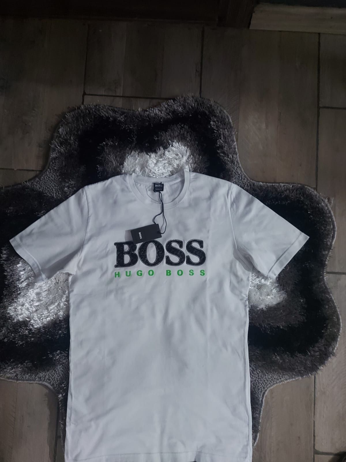 Vând tricou hugo boss