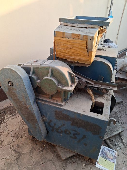 Ko'mir press qiladifan aparat va semichka chaqadigan aparat