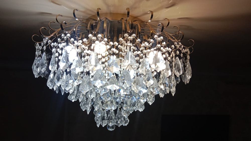 Продам люстру на 30 квадратов