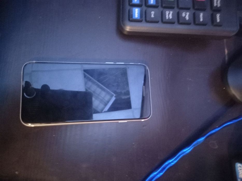 Продам iPhone  se