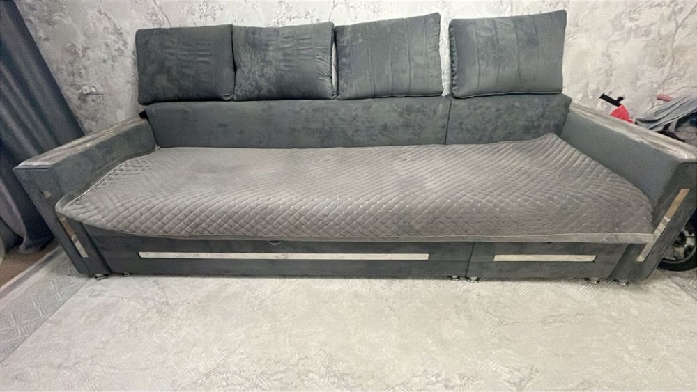 Новый диван с подушками