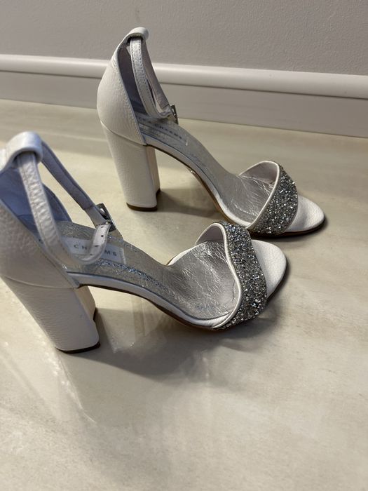 Sandale albe cu pietricele