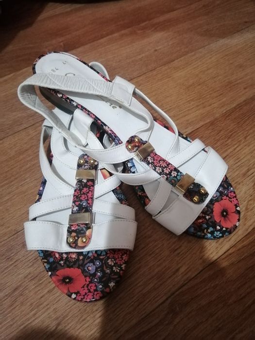 Продам новые босоножки