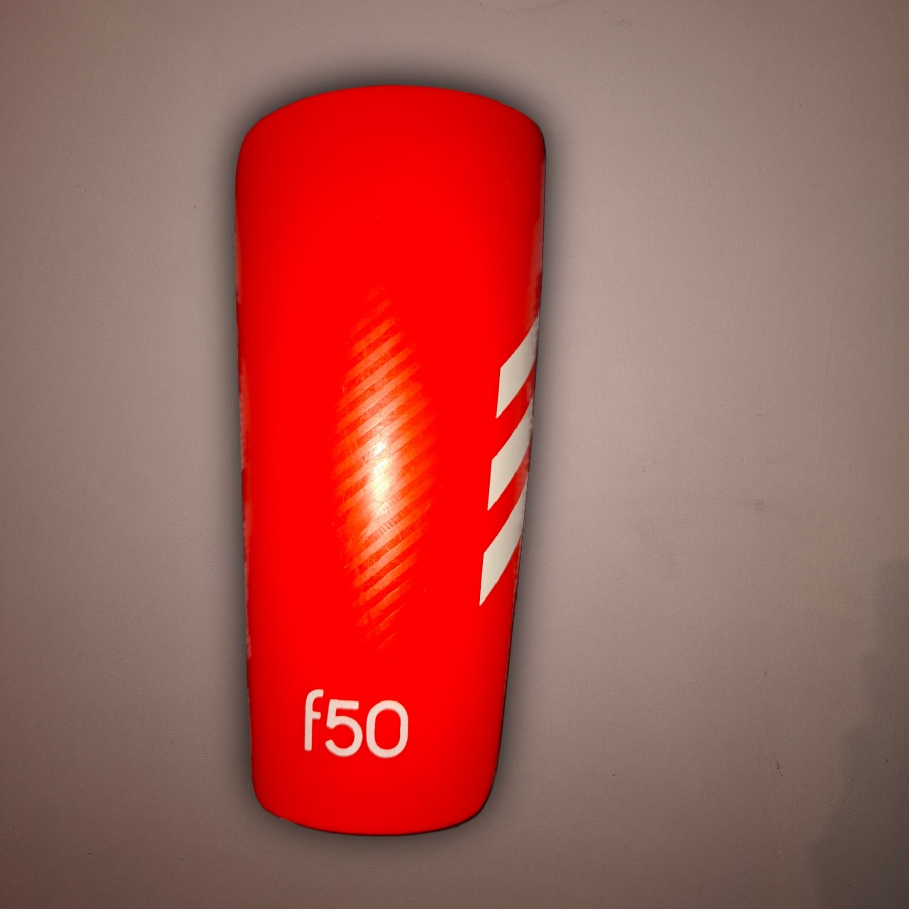Apărători Adidas f50 portocalii (13,5×9 cm) – super ușoare și stilate