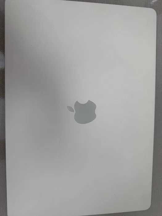 Продается MacBook Air 15 16/512
