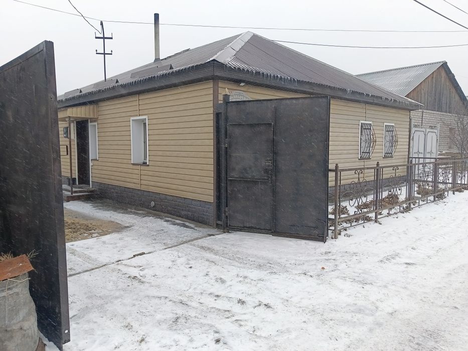 4 комнатный дом. водопровод ,гараж, канализация. 5 минут от центра
т х