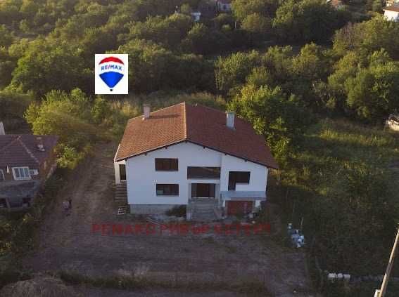 Масивна къща на два етажа  за продажба с. Щръклево