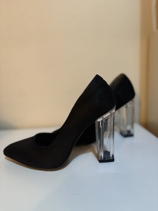 Черна официална обувка на висок “стъклен” ток