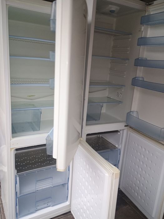 Frigider cu congelator tip combină frigorifică