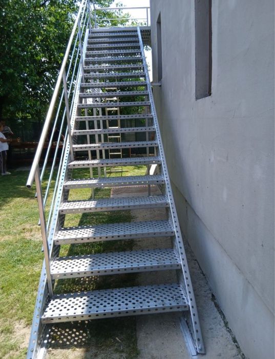 Scari zincate de exterior si interior