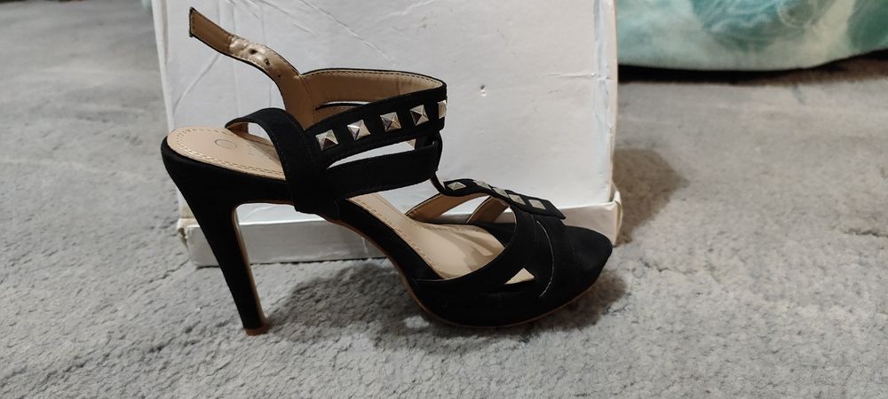 Женские туфли на среднем каблуке