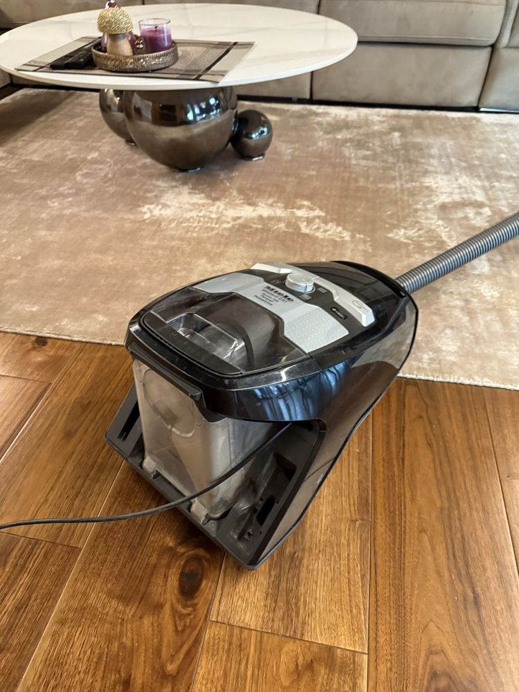 Прахоасмукачка Miele Blizzard CX1 ползвана около 1 г