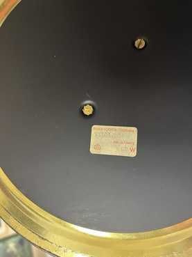 Лампа и стойка за костюми.