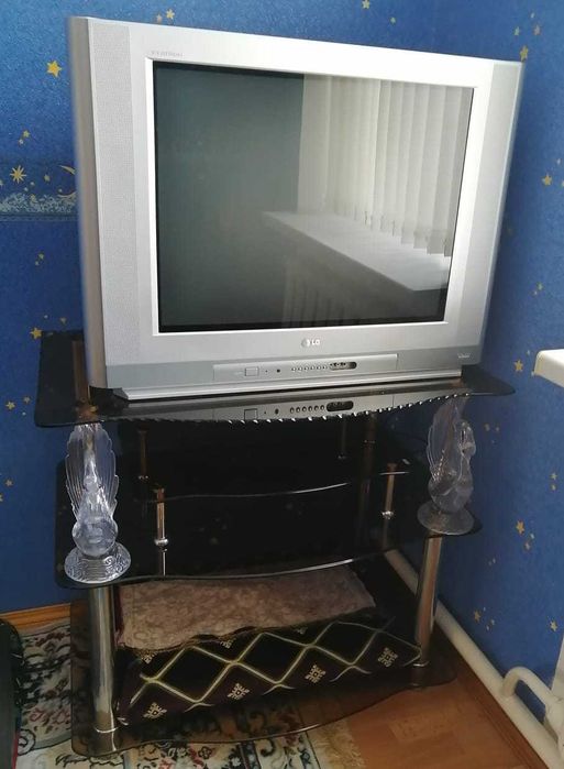 Телевизор с подставкой
