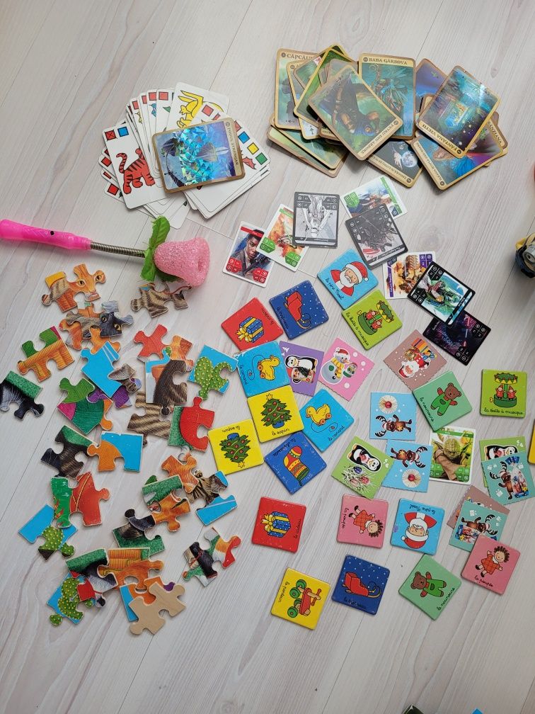 Set diverse cartonase și puzzle