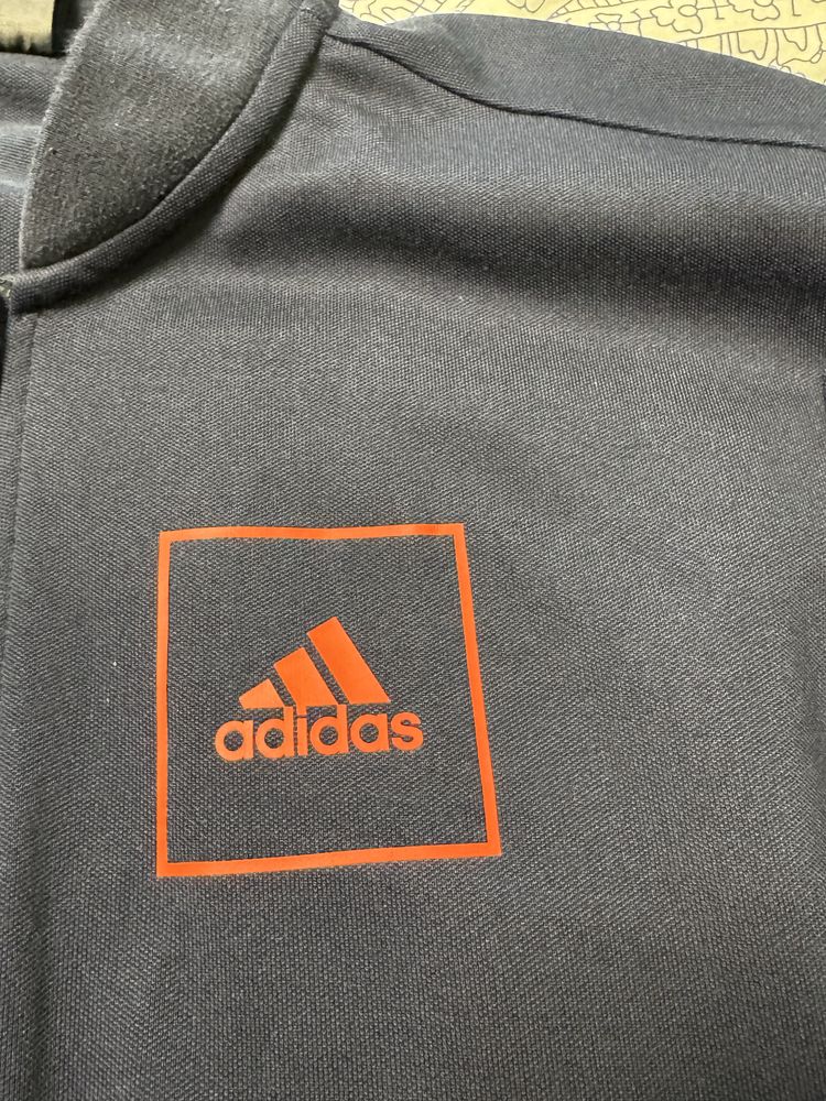 Продавам суитчър Adidas