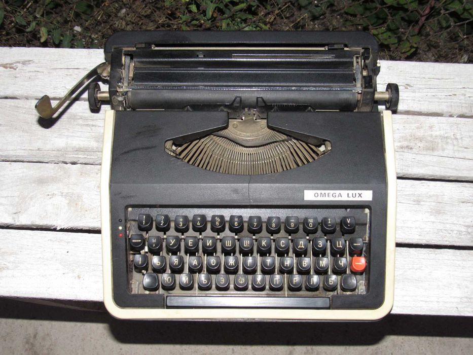 стара ръчна пишеща машина Omega Lux