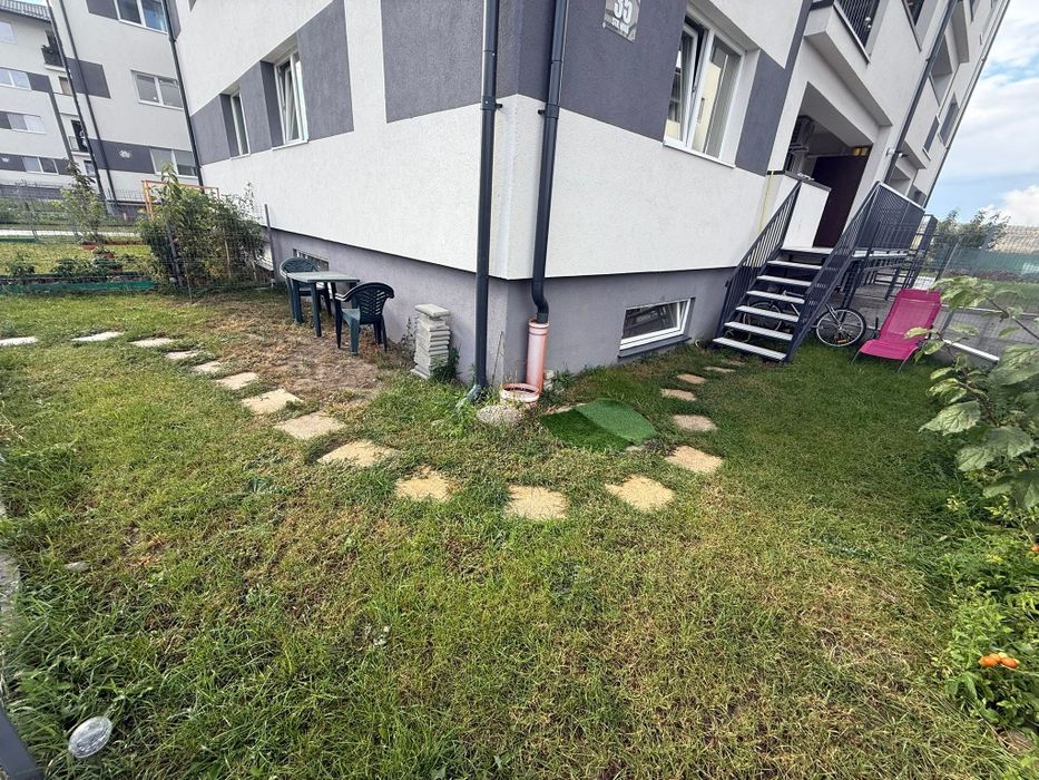 Vând apartament mobilat si utilat.