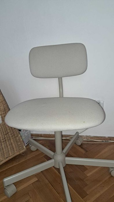 Scaun rotativ mimimalist fara brat alb/gri Tip  BLECKBERGET de la IKEA