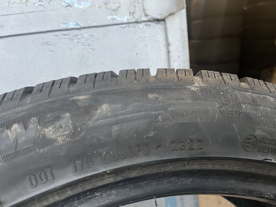 2 бр. зимни гуми 235/45/19 Arivo DOT 2322 6,8 mm