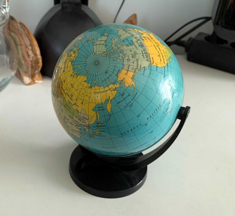 Glob pământesc mic, rotativ, cu suport negru – perfect pentru birou