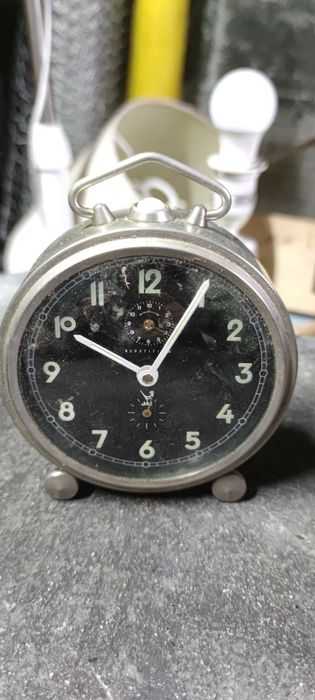 Doua ceasuri de masă vechi
