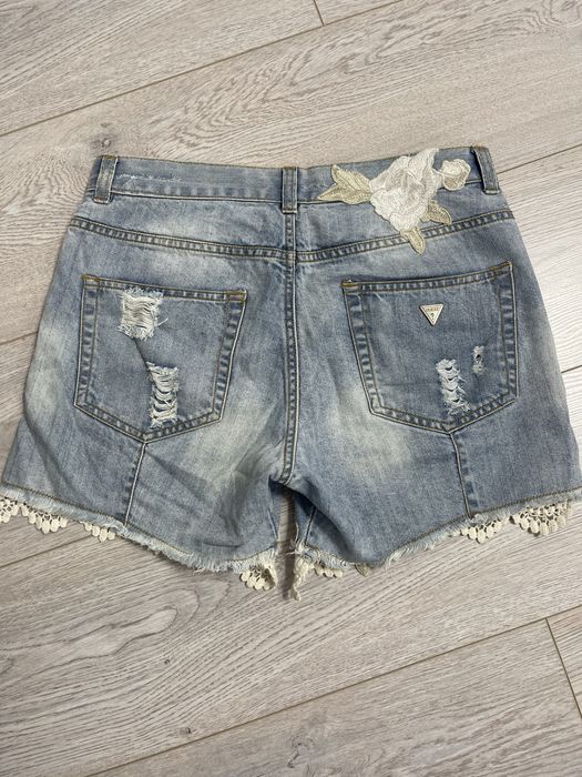 Poseta Guess impecabila si pantaloni scurti