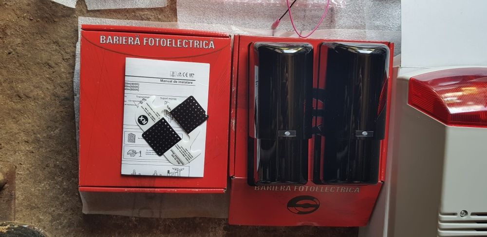 Kit Alarma antiefractie PC585 cu 4 bariere fotoelectrice si accesorii