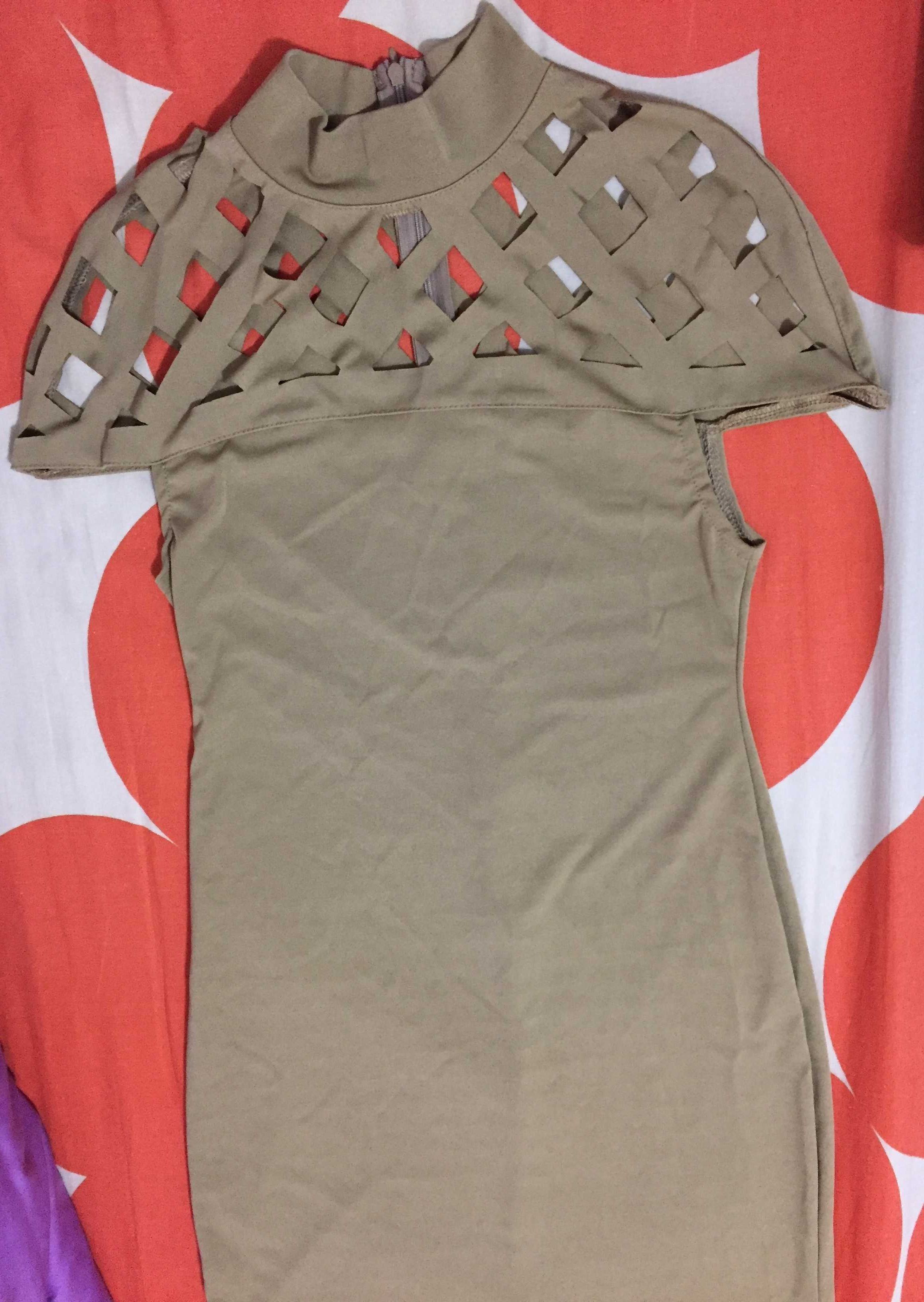 NOU Rochie dama crem mulata S / M material elastic decolteu decupat