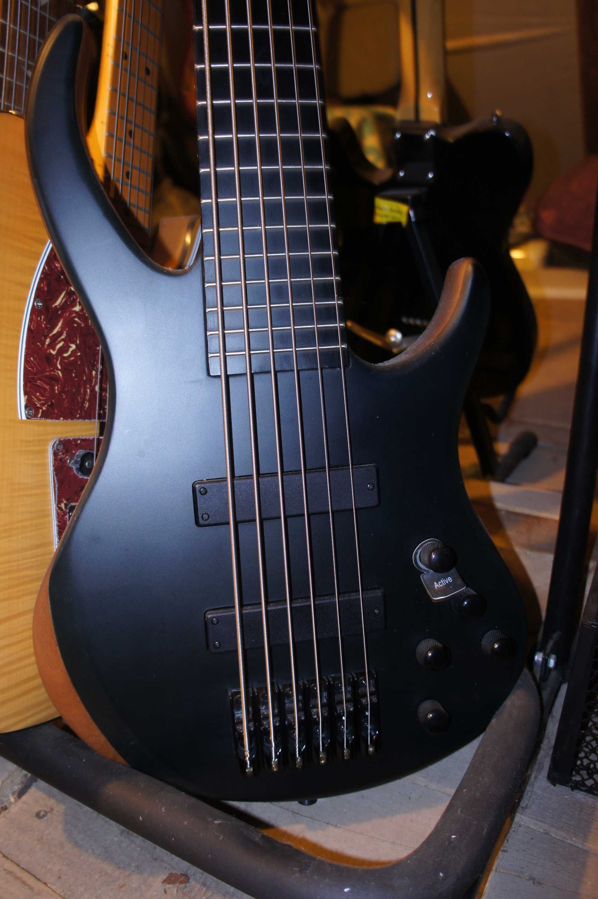 Chitara bass activ Harley Benton Deluxe cu 6 corzi