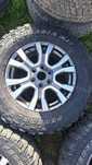 Vând anvelope LT 275/65 R18 cu jante