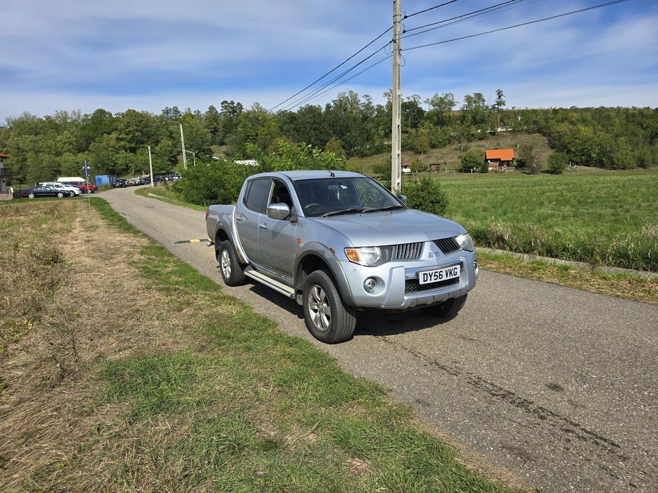 Mitsubishi L200 acte la zi volan pe dreapta
