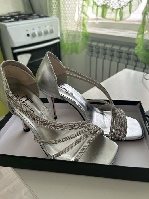 Серебристые блестящие туфли на каблуке