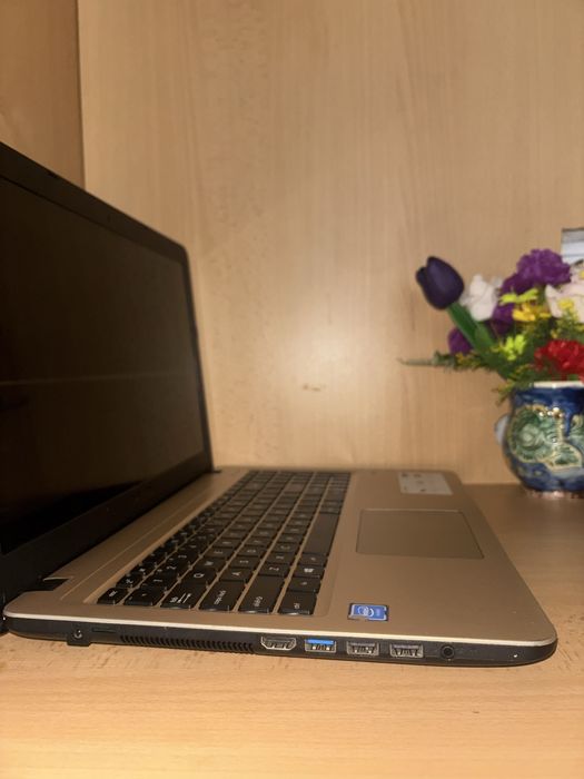 Laptop Asus inclus incarcator ai mouse