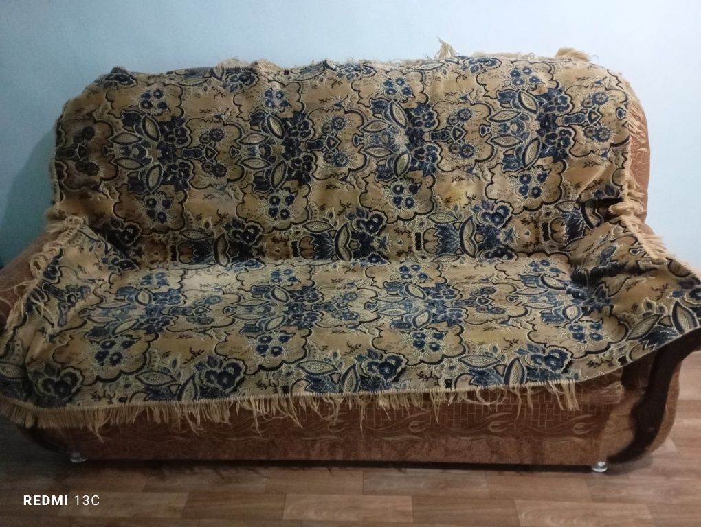 Продается диван и два кресла, состояние среднее. Все целое. Не порван