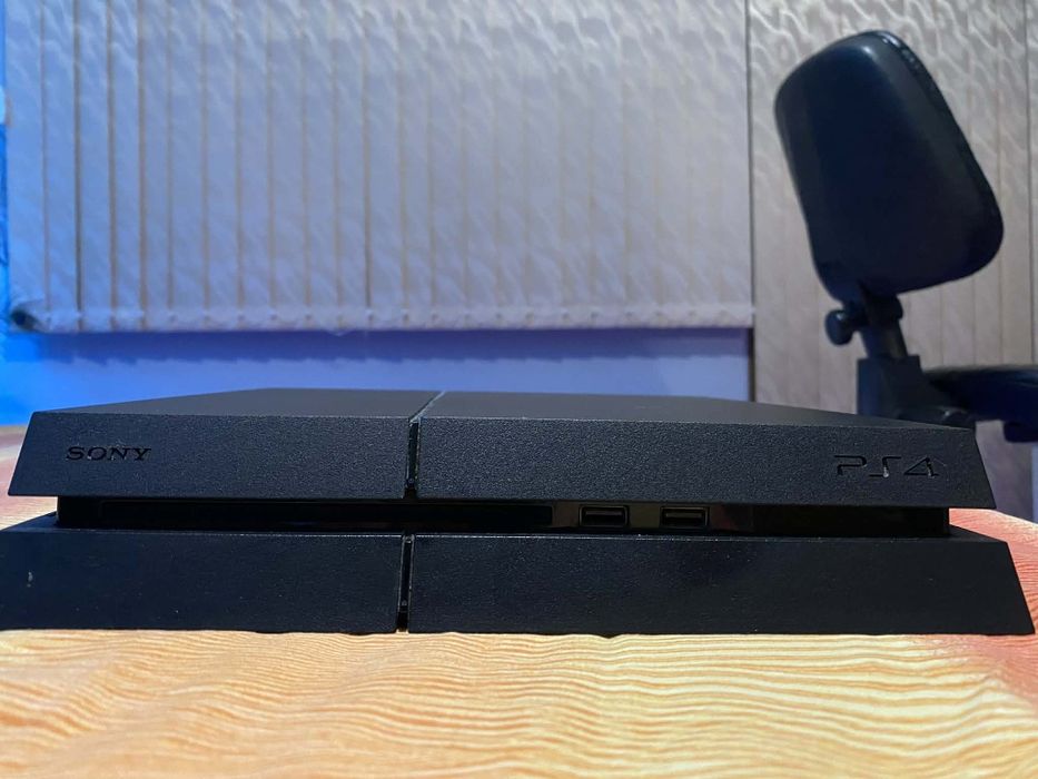 Продавам PS4 FAT 500GB с джойстик+ 7 игри за които се доплаща