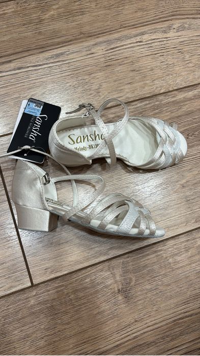 Продам бальные туфли 27 размер новые