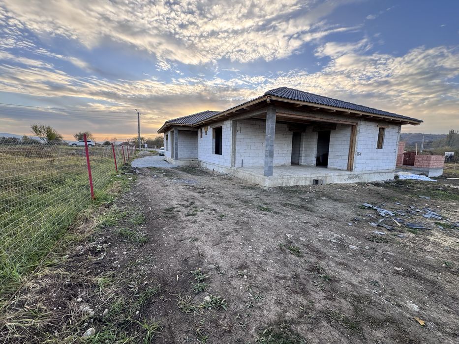 Casa parter cu 10 arii de teren