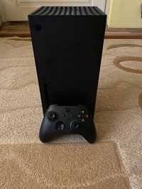 Xbox Series X cu un controller si un joc