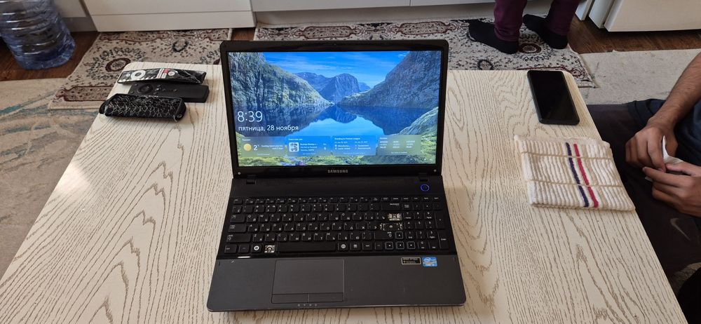 Самсунг ноутбук сотилади.3 дона кнопкаси тушган ,ишлаяпти.